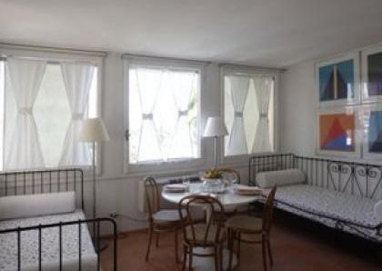 Center-Popolo: Excellently restored 1 bedroom, living, bath, terrace with views. Sleeps 4. Ref 848