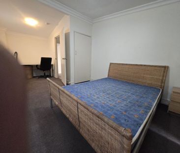 Great House, Great Location! EASY WALK TO UNI AND ST LUCIA VILLAGE - Photo 6