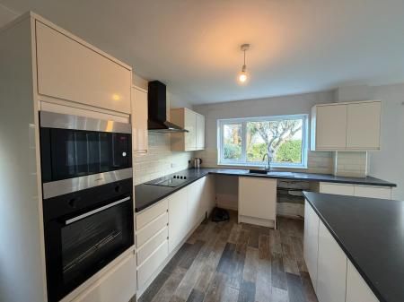 4 bedroom Detached house To Let - Photo 5