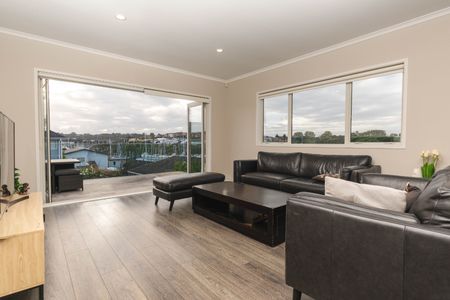 Stunning Upmarket 5-Bedroom Family Home in Gulf Harbour - Photo 2
