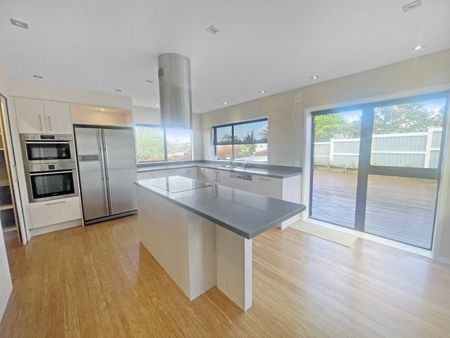 4Bed Family home + Self-Contained 1Bed - Photo 3