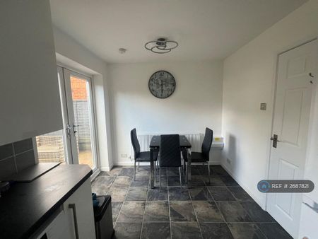 3 bedroom semi-detached house to rent - Photo 3