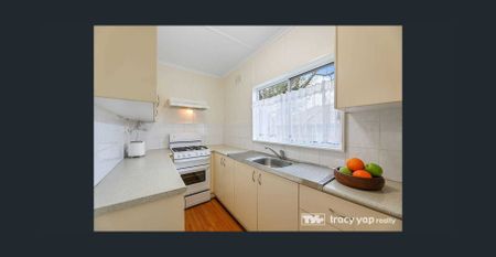 Perfect spacious house with a huge backyard for the family to enjoy! - Photo 2