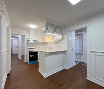 Classic 3Br Home in St Albans! - Photo 3