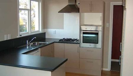 Tidy Three Bedroom - Photo 2
