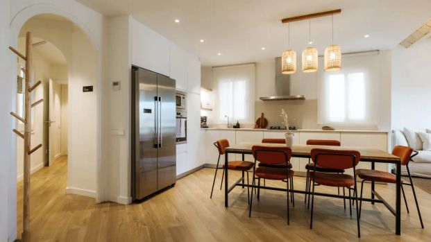 Room in a shared 4-bedroom apartment for rent in l'Antiga Esquerra de l'Eixample. - Photo 1