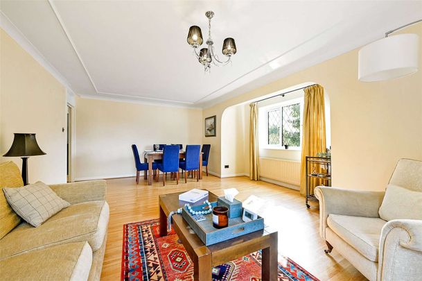 A well-presented and spacious two bedroom first floor flat with two parking spaces. - Photo 1