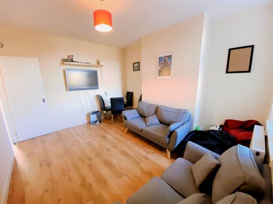 5 Bed 2 Bath - Photo 1