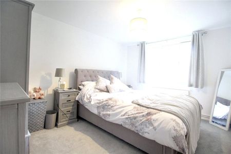 Lyndhurst Road, Fleet, Hampshire, GU51 - Photo 4