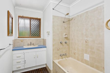 3 Bedroom house in quiet court Contact Julie Sykes 0438 050 110 - Photo 5