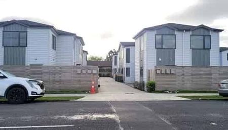 3 Bedroom + 2 Bathrooms Townhouse - Photo 4