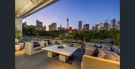 Luxury penthouse residence of scale & city skyline vistas - Photo 3