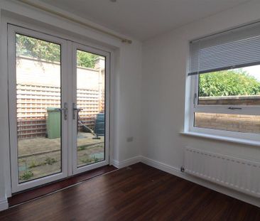 3 bedroom end of terrace house to rent - Photo 4