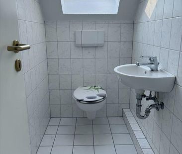 Wohnen mit Charakter: Sonniges Dachgeschoss in charmanter Altbauvilla - Photo 6