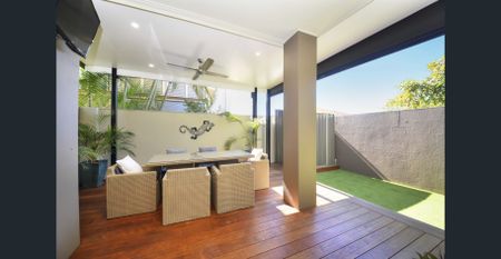 PARADISE POINT - SPACIOUS 4 BEDROOM TOWNHOUSE - Photo 3