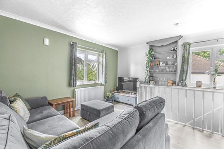 Highwood Crescent, High Wycombe - Photo 2