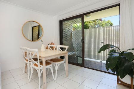 RENOVATED GROUND FLOOR UNIT IN MERMAID WATERS - Photo 5