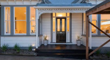 3 Bed, 2 Bath Home in Roslyn - Photo 3