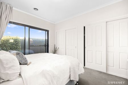 Modern spacious three bedroom, two bathroom residence in quiet location - Photo 4