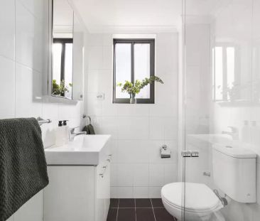 Semi furnished one-bedroom in superior location - Photo 2