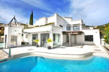 Luxurious designer villa with sea views in Bendinat - Photo 4