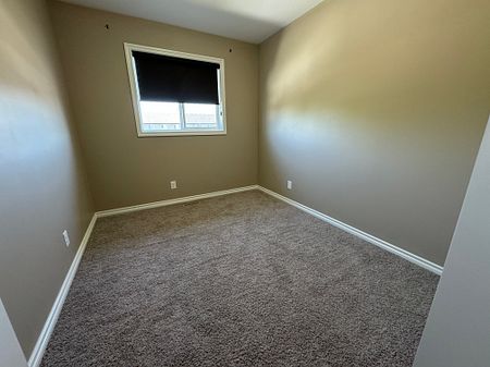 Dog Friendly Sylvan Lake Townhouse For Rent 3 Bedrooms - Photo 3