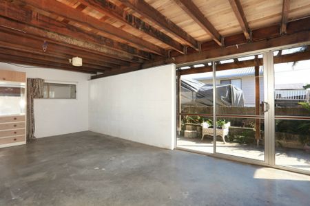 PRIME LOCATION - Photo 2