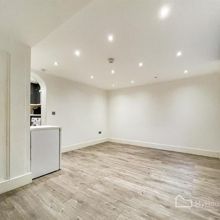 Studio to rent - Photo 1