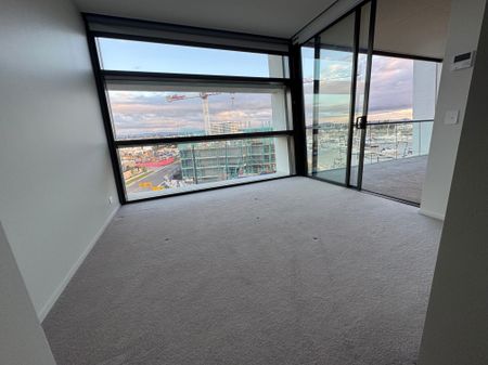 Spectacular Marina Apartment - Photo 4