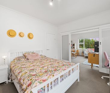 Light And Airy 2 Bedroom, Secure Unit In Sought After Location. - Photo 6