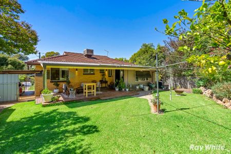 Beautiful and furnished 3-Bedroom Home! - Photo 2