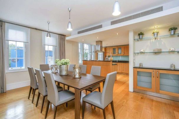 A superb bright, two bedroom second floor flat in a coveted location in the heart of Chelsea. - Photo 1