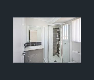 Great location + Spacious Home + 600m2 + Side Access - Photo 5