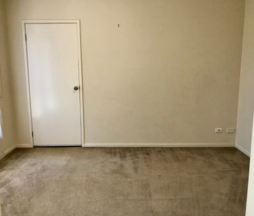 4 bedroom, plus study - GREAT location - Photo 2