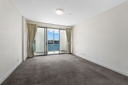 Elegant Three Bedroom Residence with Harbour Views - Photo 2