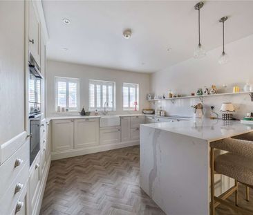 A stylish and contemporary family home in a sought-after location - Photo 3