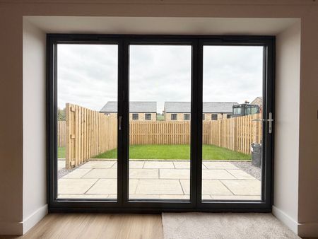3 bedroom semi-detached house to rent - Photo 4