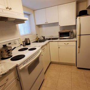 Jan 1 or Dec 15 Commercial Drive 1 Bedroom Suite By Skytrain/Downtown - Photo 2