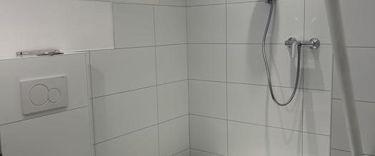 Erstbezug nach Sanierung, "-Zimmer-Wohnung mit Wohnküche und Duschbad - Photo 1