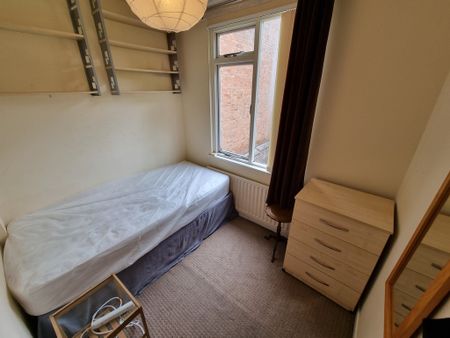 4 Bed Student Accommodation - Photo 3