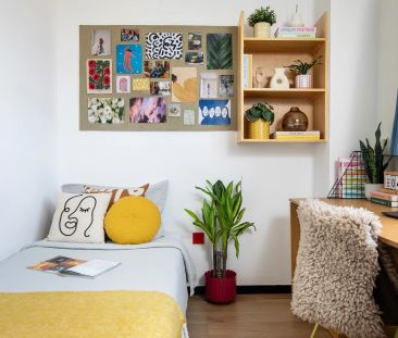 Large High Single Ensuite - Photo 4