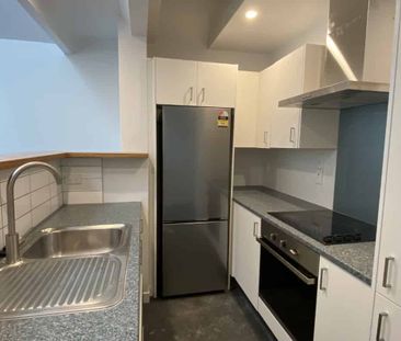 STYLISH TOWNHOUSE IN FANTASTIC LOCATION: - Photo 1