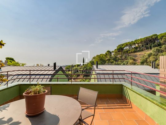 4-Bedroom Semi-Detached House for Rent in Sant Gervasi – La Bonanova, Barcelona - Foto 1