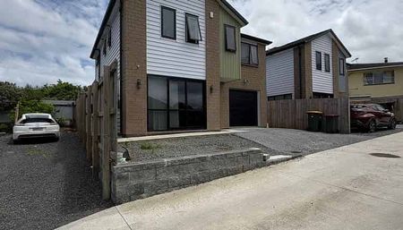 Spacious 5 Bed House in Pukekohe - Photo 2