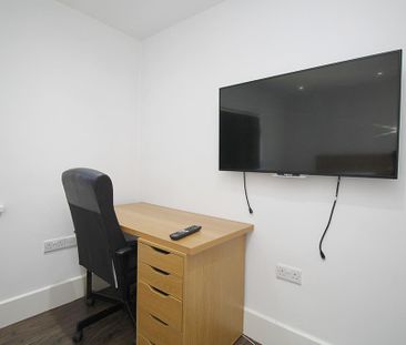 1 bedroom in a house share to rent - Photo 2