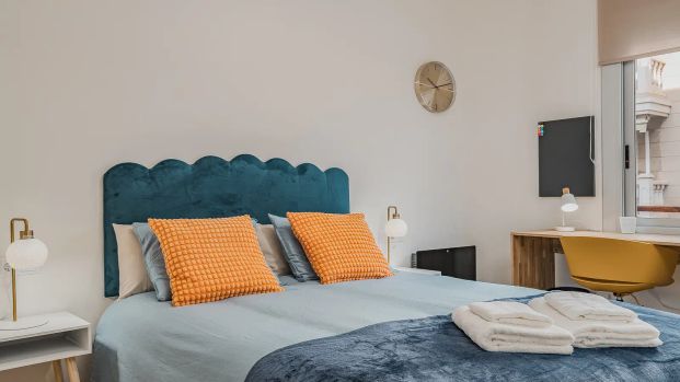 Room in a shared 6-bedroom apartment for rent in Centre, bills included. - Photo 1