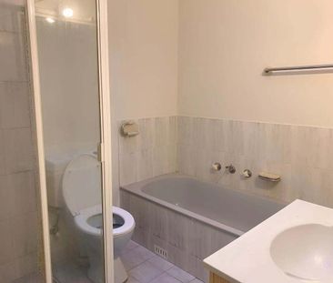 Three bedroom townhouse with floorboards throughout - Photo 3