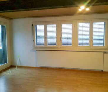 Charmante Dachwohnung mit kleinem Balkon und guter Anbindung - Photo 2