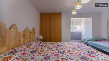 3-bedroom apartment for rent in Ciutat Fallera, ideal for workers and postgraduate students. - Photo 5