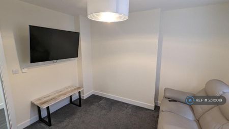 4 bedroom flat to rent - Photo 2